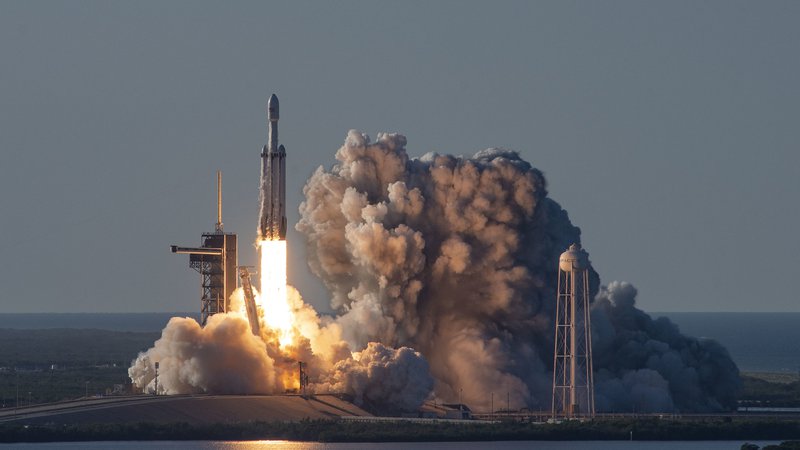Fotografija: Falcon heavy bo na naslednjem poletu imel zanimiv tovor. FOTO: SpaceX