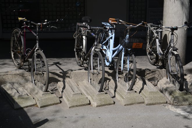 Betonska stojala niso primerna za vse mere današnjih koles in jih lahko tudi poškodujejo.<br />
Foto: Andrej Krbavčič