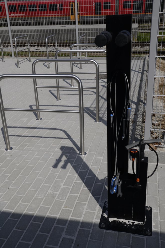 Steber s samopostrežnim držalom, orodjem in kompresorjem v kolesarnici pri ljubljanski železniški postaji.<br />
Foto: Andrej Krbavčič