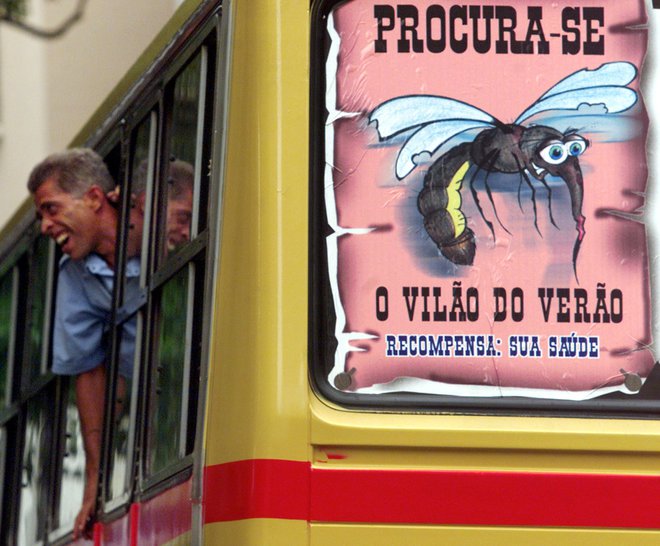 V Braziliji imajo prebivalci kup navodil za obrambo pred komarji. FOTO: Sergio Moraes/Reuters