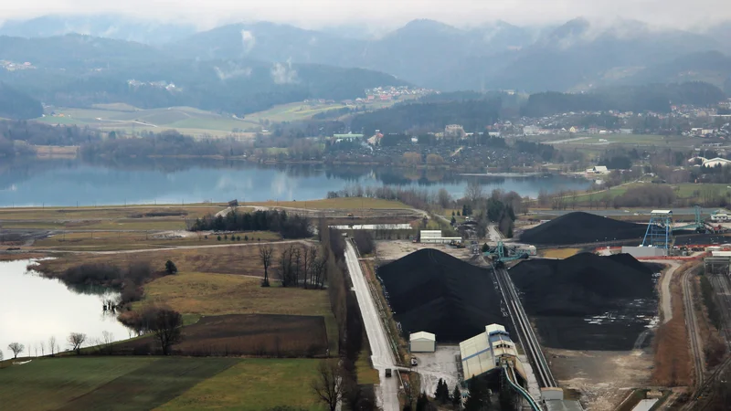 Fotografija: Deponija Premogovnika Velenje ob jezerih Šaleške doline nad eksploatacijskim poljem rudnika. FOTO: Brane Piano