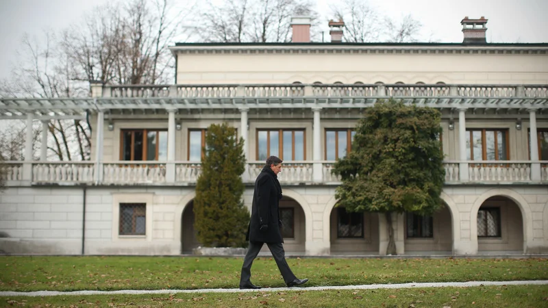 Fotografija: Vilo Podrožnik, ki je že nekaj časa zaprta, bodo v prihodnjih dneh začeli celovito obnavljati. FOTO: Jure Eržen/Delo