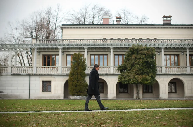 Vilo Podrožnik, ki je že nekaj časa zaprta, bodo v prihodnjih dneh začeli celovito obnavljati. FOTO: Jure Eržen/Delo