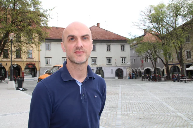»Nisem ne za zaprtje ne za odprtje, rad bi videl le elaborat in posledice posameznih predlogov oziroma rešitev,« pravi Iztok Vovk, eden od podjetnikov z Glavnega trga. FOTO: Simona Fajfar