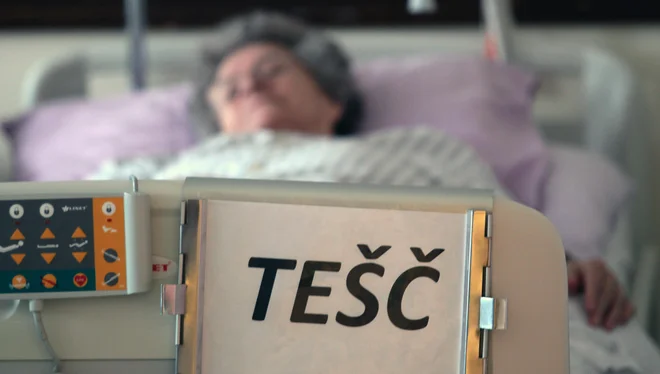 Če je treba v bolnišnici kaj bistvenega spremeniti, preusmeriti, izboljšati, naj bi bil izbran preverjeno uspešen direktor enako velike in podobno usmerjene bolnišnice. FOTO: Matej Družnik/Delo