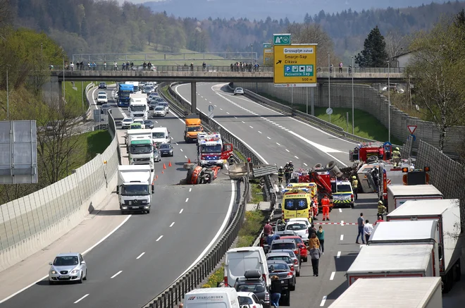 Na dolenjski avtocesti je zaradi prometne nesreče precejšnja gneča. FOTO: Matej Družnik