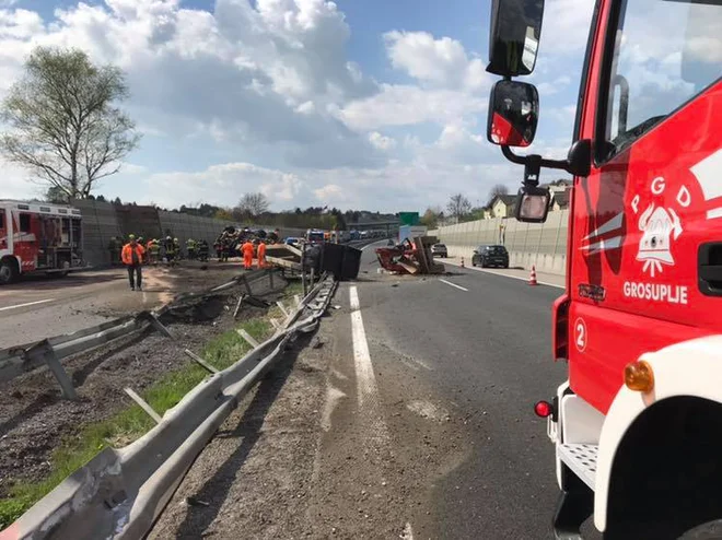 Na dolenjski avtocesti je zaradi prometne nesreče precejšnja gneča. FOTO: PGD Grosuplje