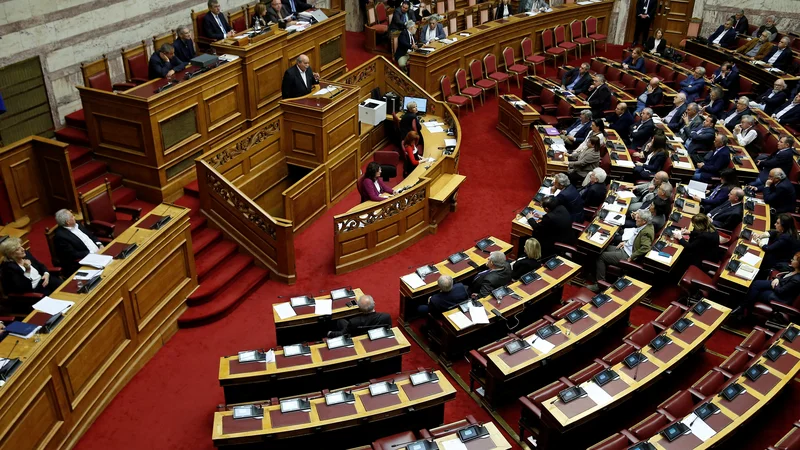 Fotografija: Grški parlament je v sredo zvečer sprejel resolucijo, v kateri vlado poziva, da od Nemčije uradno zahteva plačilo odškodnine za vojne zločine, ki so jih nacisti storili v Grčiji med okupacijo med letoma 1941 in 1944. Foto: Costas Baltas/Reuters
