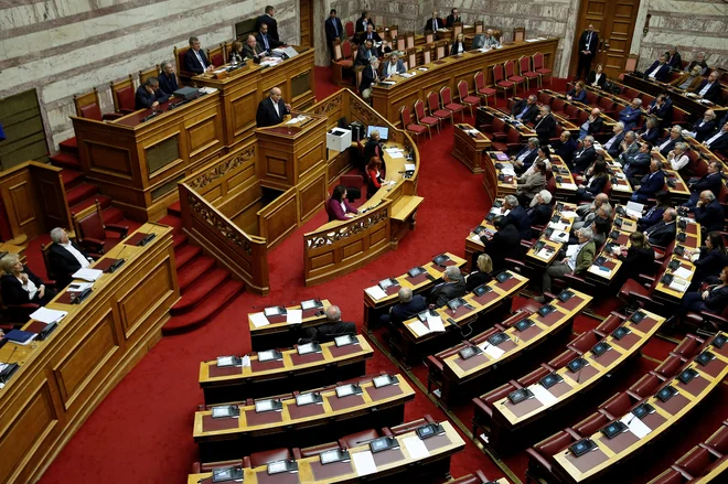 Grški parlament je v sredo zvečer sprejel resolucijo, v kateri vlado poziva, da od Nemčije uradno zahteva plačilo odškodnine za vojne zločine, ki so jih nacisti storili v Grčiji med okupacijo med letoma 1941 in 1944. Foto: Costas Baltas/Reuters