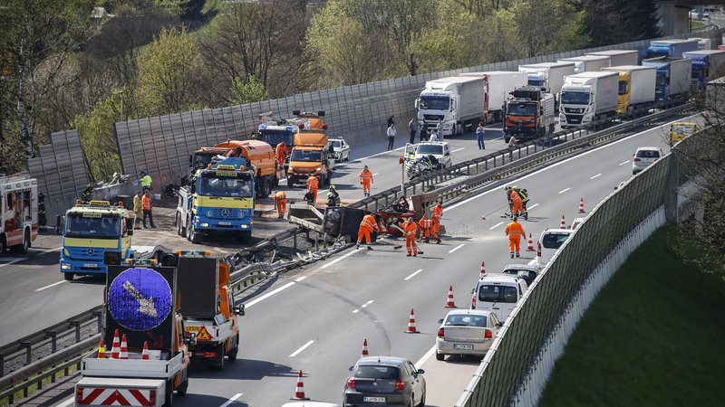 Fotografija: V prometni nesreči, ki se je zgodila na dolenjski avtocesti pri Šmarju Sap, se je po prvih podatkih policistov prevrnilo tovorno vozilo. FOTO: Uroš Hočevar