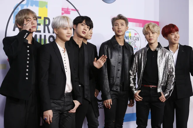 Uspešnice skupine BTS so v glavnem v korejščini, vendar na milijone njihovih oboževalcev po vseh celinah to ne ovira, da ne bi prepevali verzov, ki jih ne razumejo, a so jih prebrali v prevodu. FOTO: Danny Moloshok/Reuters