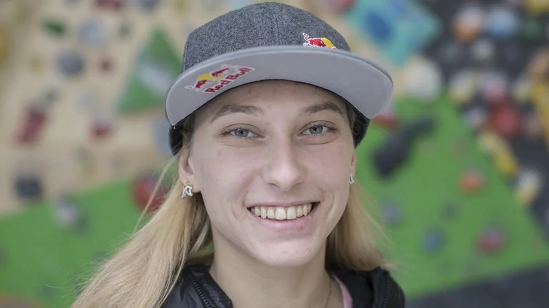 Fotografija: Janja Garnbret se je pred odhodom na Kitajsko (tekma za svetovni pokal konec meseca) ustavila v Ljubljani s povabilom na majski dogodek na Kongresnem trgu. FOTO: Voranc Vogel/Delo