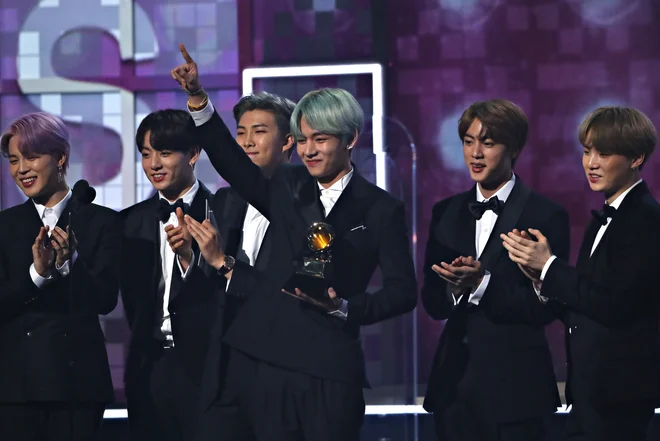 V minulih nekaj tednih je bila spletna stran Youtube za južnokorejsko pop skupino BTS še najbolj podobna tekmovalni stezi. FOTO: Mike Blake Reuters