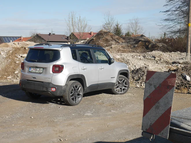 Renegade je obdržal samosvojo in prepoznavno oglato zunanjo obliko, še vedno se ponaša s številnimi potezami, ki obujajo tradicijo prvih terencev znamke Jeep.<br />
Foto Boštjan Okorn