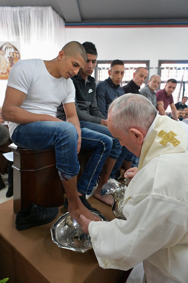 Papež je obred umivanja nog na veliki četrtek v Rimu oziroma njegovi okolici obhajal že šestič. FOTO: