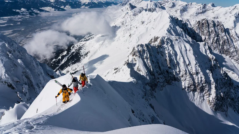 Fotografija: Sožalje zaradi tragične izgube treh odličnih alpinistov so izrazili številni njihovi kolegi z vsega sveta. FOTO: Christian Pondella