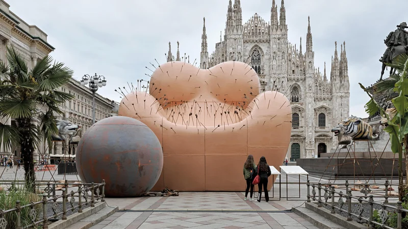 Fotografija: Z instalacijo Maestà Soffrente, ki je bila na ogled prejšnji teden v Milanu, je avtor Gaetano Pesce želel opozoriti na problem nasilja nad ženskami. FOTO: Matteo Piazza