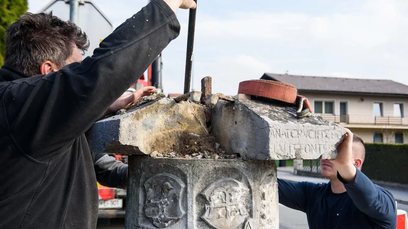 Fotografija: Precej poškodovan rimski miljnik je potreben temeljite obnove. FOTO: Gašper Stopar