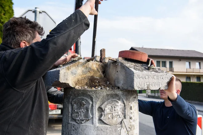 Precej poškodovan rimski miljnik je potreben temeljite obnove. FOTO: Gašper Stopar