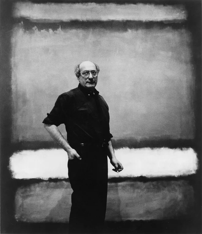 Težnja k transcendenci in platoničnemu idealu se je v Rothkovem opusu udejanjila bolj kot pri njegovih sodobnikih. Mark Rothko pred sliko <em>Št. 7</em>, 1960. Foto Regina Bogat in &copy; Kate Rothko Prizel in Christopher Rothko
