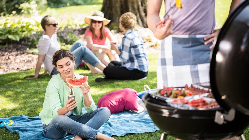 Fotografija: Piknik mora biti sproščeno druženje ob hrani in pijači tudi za gostitelja. FOTO: Shutterstock