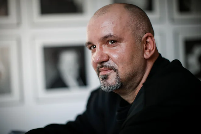 &raquo;Vseh svojih grehov ne morem spraviti v to knjigo, saj bi morala bi biti vsaj trikrat debelejša,&laquo; v smehu pravi Feliks Plohl.<br />
Foto Uroš Hočevar