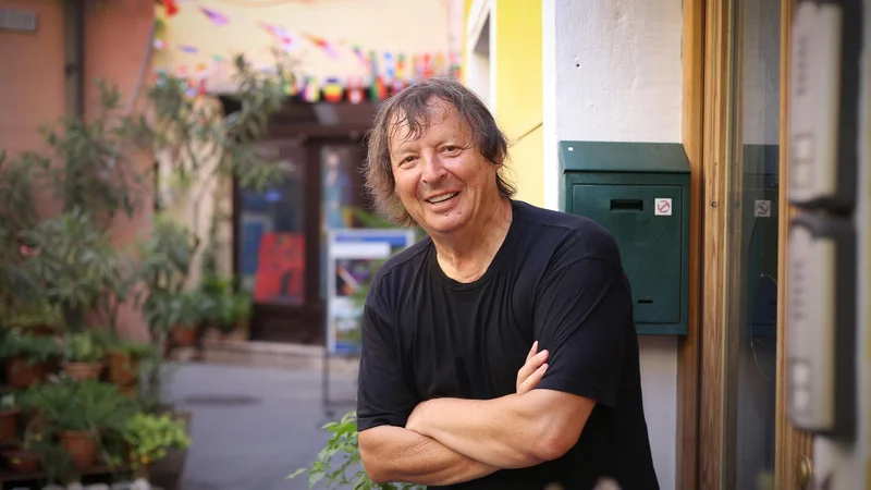 Fotografija: Drago Mislej - Mef, slovenski pisec besedil za popevke, kitarist, glasbenik, urednik in novinar, pravi, da je največja nevarnost, da bi se Izola spremenila v Piran ali v center Ljubljane. Foto Leon Vidic