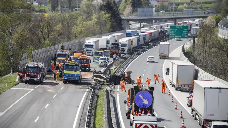 Fotografija: Dolge kolone nastajajo pri delovnih zaporah, mejnih prehodih in seveda ob občasnih nesrečah, kakršna se je zgodila v četrtek na dolenjski avtocesti pri Šmarju - Sapu. Fotografije: Tadej Regent, Blaž Samec, Uroš Hočevar