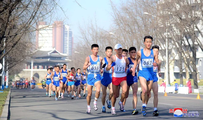 Letos je bil maraton v Pjongjangu še posebej dobro obiskan. FOTO: Reuters