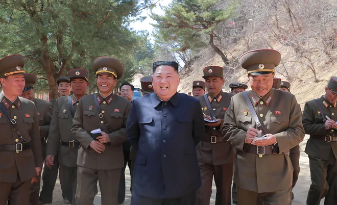 Korejski vodja Kim Džong Un si je pred kratkim ogledal območje Jangdok, kjer načrtujejo gradnjo turističnega središča. FOTO: AFP