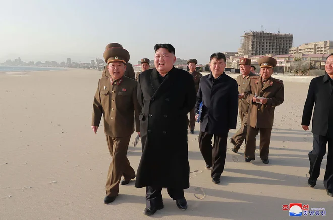 Korejski vodja Kim Džong Un si je pred kratkim ogledal območje Jangdok, kjer načrtujejo gradnjo turističnega središča. FOTO: AFP