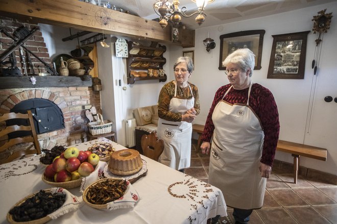 Mojstrici peke podbreške potice, Veronika Aljančič in Barbara Pogačnik, s sestavinami za lokalno dobroto. FOTO: Voranc Vogel