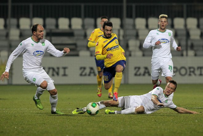 Mitja Lotrič (v sredini) je zabil že sedmi gol v sezoni. FOTO: Ljubo Vukelič/Delo