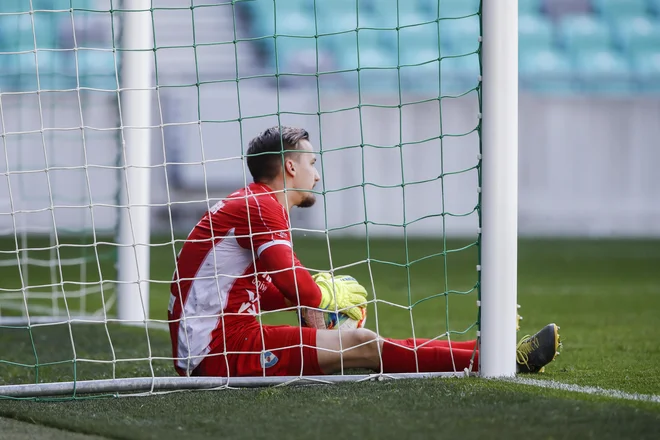 Vratar Grega Sorčan je upodobil nemoč Gorice v Stožicah, kjer je znosno izgubila tudi zahvaljujoč njegovim obrambam. FOTO: Uroš Hočevar/Delo