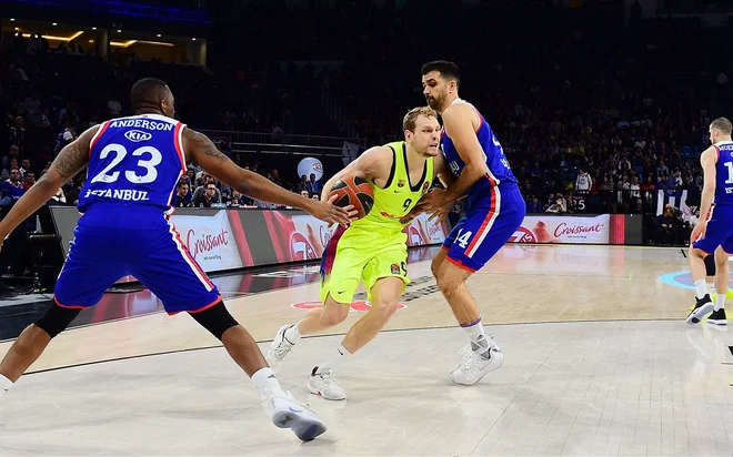 Jaka Blažič (v sredini) je v drugi tekmi dosegel dve točki, za kolikor je Barcelona tudi zmagala v drugi tekmi četrtfinalne končnice eurloegaue. FOTO: eurolegaue.net