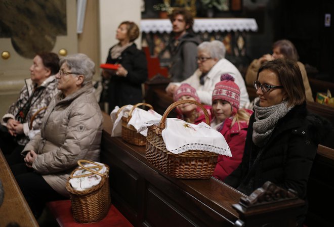 V katoliških cerkvah bodo zvečer potekale velikonočne vigilije. FOTO: Blaž Samec