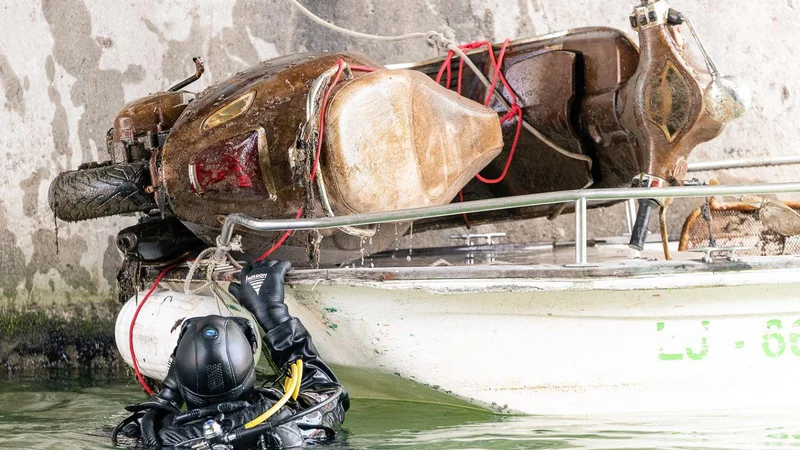 Fotografija: Našli so tudi moped. FOTO: Milan Tomažin