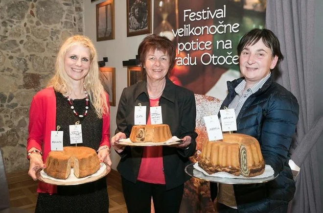 Zmagovalna trojica na 3. Festivalu velikonočne potice na Gradu Otočec: Katja Štajdohar, Marija Štaut in Terezija Lipar. Foto Andrej Križ