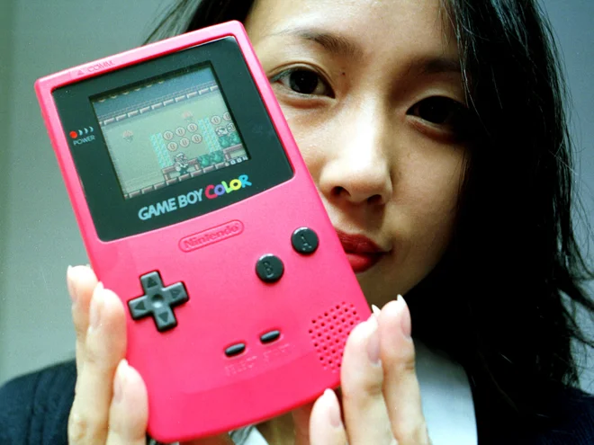 Skupaj so pri Nintendu prodali 118 milijonov kopij gameboya in njegovega naslednika gameboy colour (na fotografiji).. FOTO: David Gray