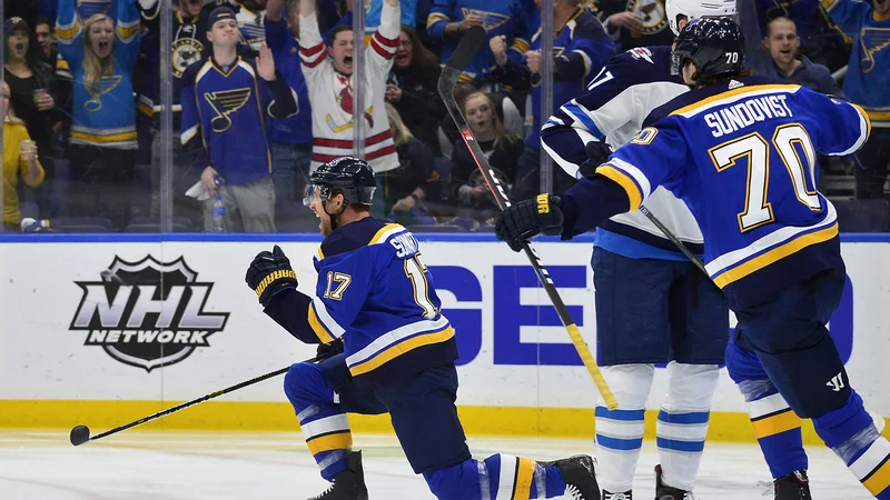 Fotografija: Junak večera v Misuriju je bil Jaden Schwartz (17), ki je dosegel vse tri zadetke za domače. FOTO: Usa Today Sports