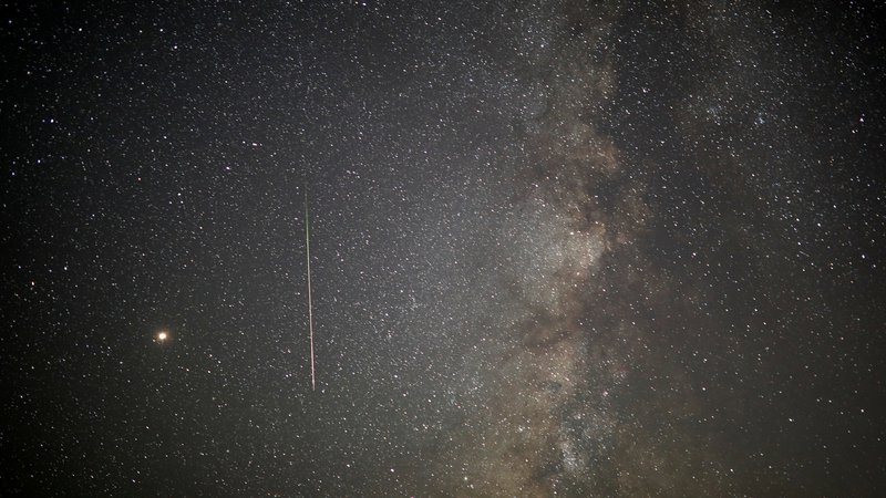 Fotografija: Na sliki je utrinek priljubljenega meteorskega roja Perzeidov. Poleti je opazovanje neba pač prijetneje. FOTO: Amir Cohen/Reuters