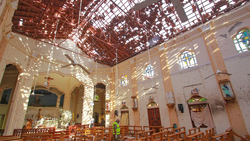Fotografija: Več bomb je razneslo tudi v cerkvah med velikonočnimi mašami. FOTO: Reuters