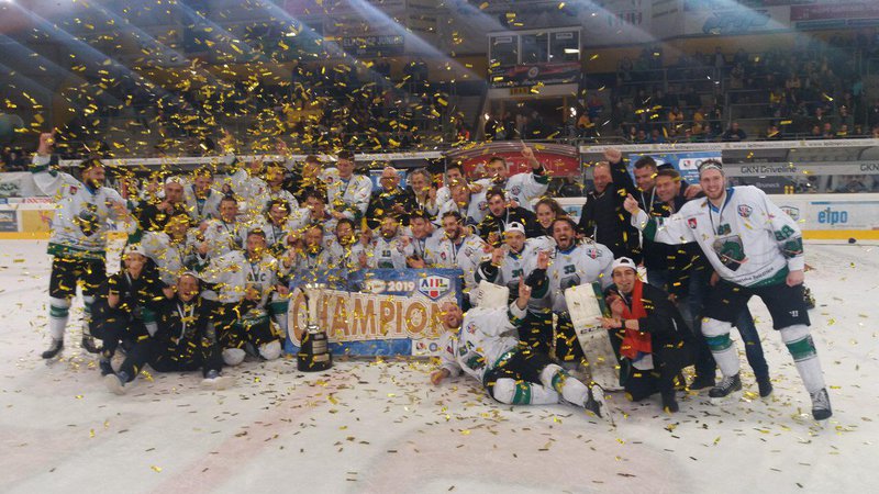 Fotografija: Hokejisti Olimpije se veselijo naslova prvakov lige AHL. Foto Siniša Uroševič