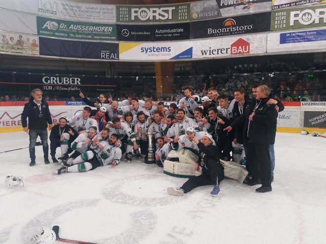 Hokejisti Olimpije se veselijo naslova prvakov lige AHL. Foto Siniša Uroševič