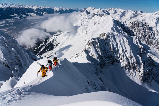 Sožalje zaradi tragične izgube treh odličnih alpinistov so izrazili številni njihovi kolegi z vsega sveta. FOTO: Christian Pondella 