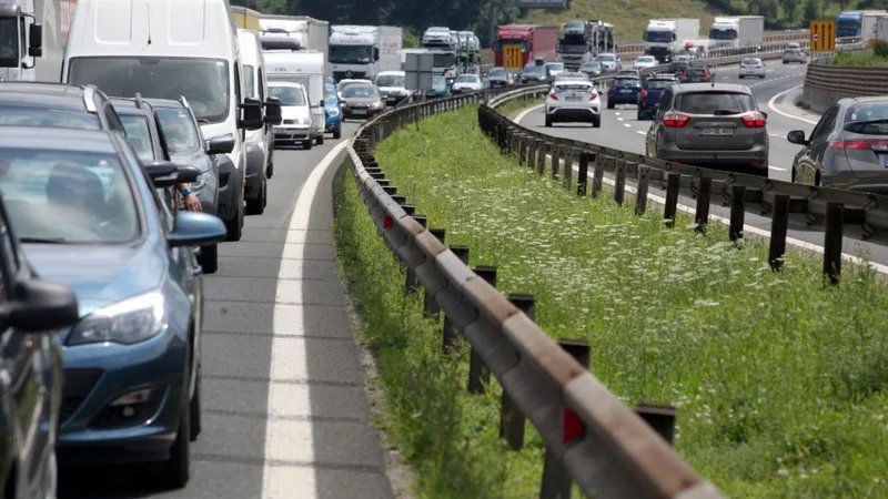 Fotografija: Na agenciji za varnost prometa so opozorili, da je med podaljšanim prazničnim koncem tedna zaradi sončnega vremena in višjih temperatur na cestah tudi več motoristov, kolesarjev in drugih udeležencev v prometu. FOTO: Mavric Pivk