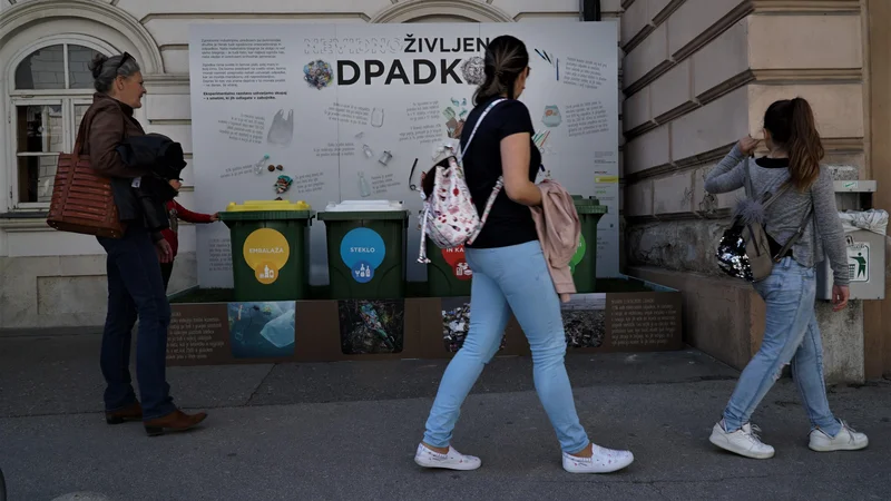 Fotografija: Projekt Nevidno življenje odpadkov pred Muzejem novejše zgodovine Celje. FOTO: Brane Piano