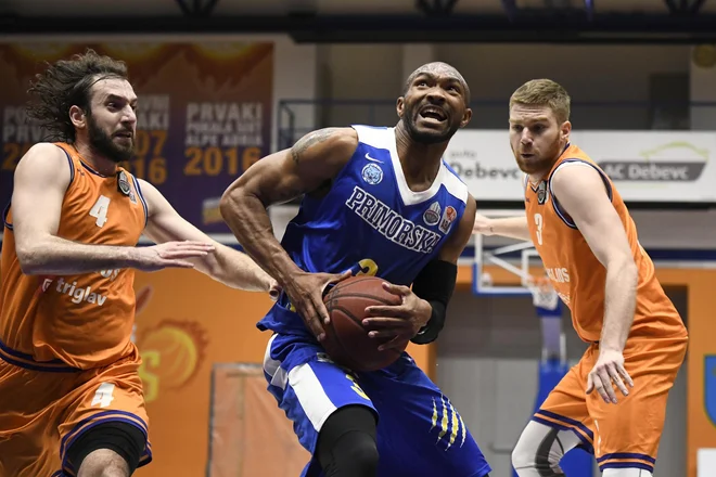 Lance Harris (z žogo) je prvi strelec vodilnega moštva v DP. FOTO: Sixt Primorska/Žiga Mikeli
