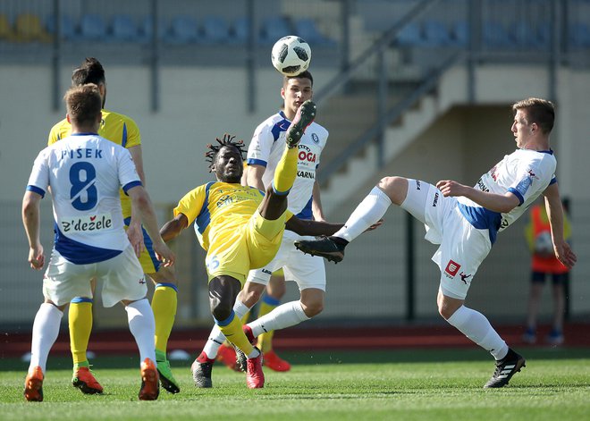 Jamajčan Shamar Nicholson (v sredini) je v Krškem zabil že 10. gol v sezoni. FOTO: Mavric Pivk/Delo