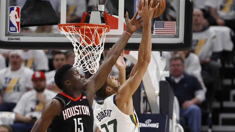 Fotografija: Centra Clint Capela in Rudy Gobert sta v seriji do sedaj uspešno izničila prispevek drug drugega. FOTO: Reuters